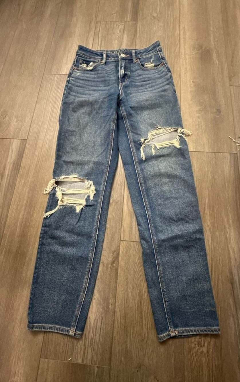 American Eagle High Rise Mom Straight Jean Cool Torn NO. 3683 Size 06